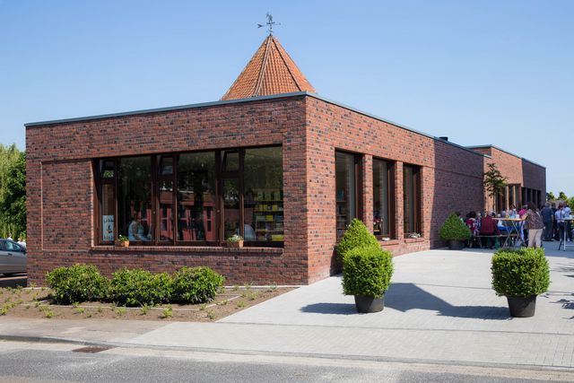 Außenansicht Pfarrheim St. Batholomäus mit Bücherei