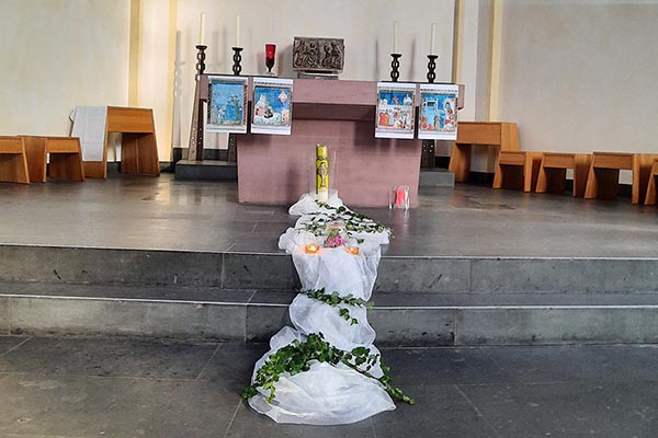 dekorierter Altarraum von St. Bartholomäus