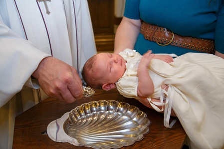 Symbolfoto Taufe eines Säuglings