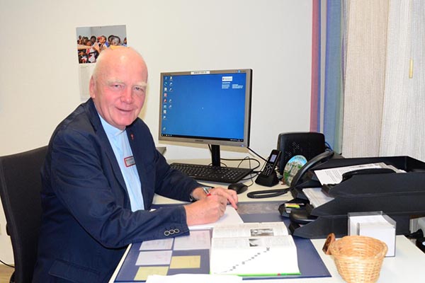 Gerhard Wietholt an seinem Schreibtisch im Büro