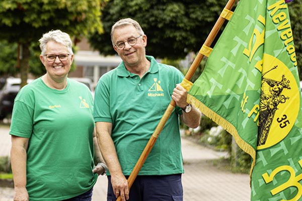 Gerlind Zallmanzig und Thomas Hackfort mit Pilgerfahne