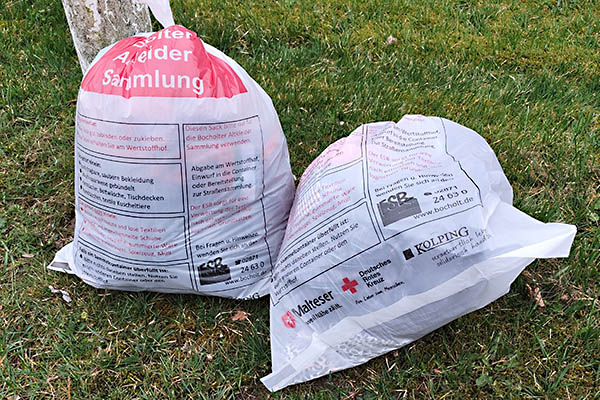 Altkleidersäcke am Straßenrand