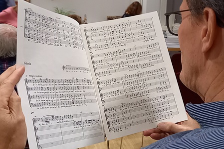 Symbolbild Sänger hält Chorpartitur