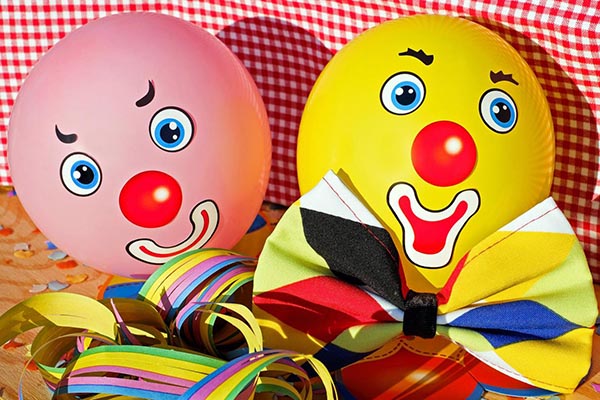 Luftballons mit Clownsgesicht
