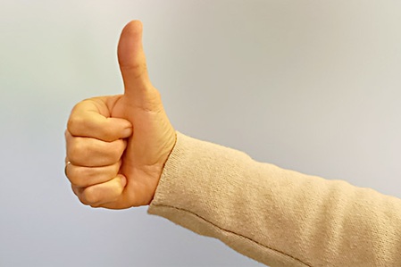 Symbolfoto Frauenhand Daumen hoch