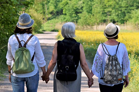 Symbolfoto Rückansicht drei Frauen auf Wanderung