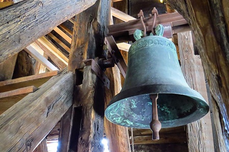 Symbolfoto Kirchenglocke im Glockenstuhl