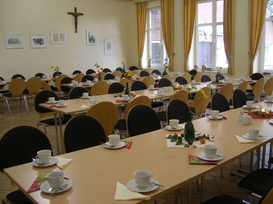 Innenansicht Pfarrheim Dreifaltigkeit, gedeckte Tische
