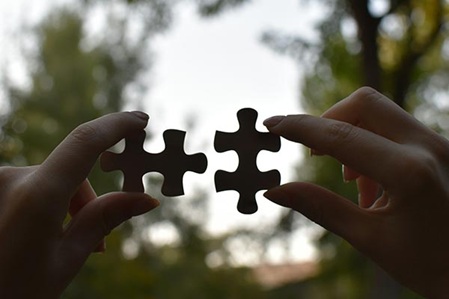 Zwei Puzzle-Stücken werden zusammengefügt