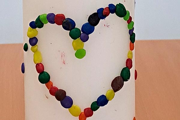 Kreatives Kerzengestalten in den Kitas