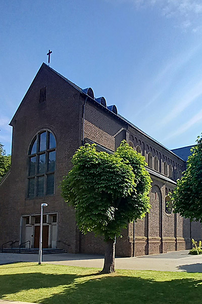 Außenansicht St. Pankratius Anholt, Hauptportal und Kirchenschiff