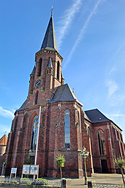 Außenansicht St. Bartholomäus Isselburg, Turm und Kirche