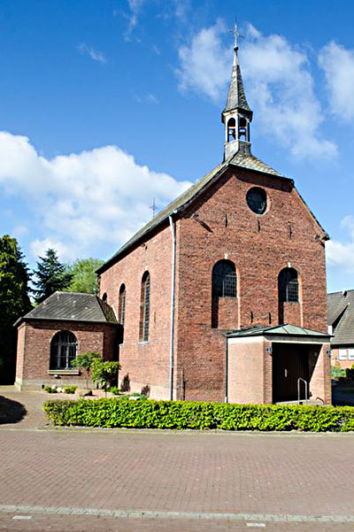 Außenansicht Dreifaltigkeit Schüttenstein, Eingang und Kirche