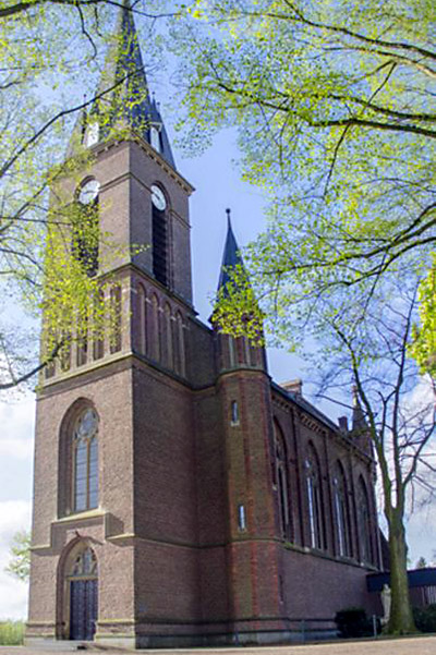 Außenansicht St. Peter und Paul, Turm und Kirche