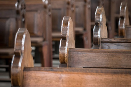 Symbolfoto Kirchenbänke