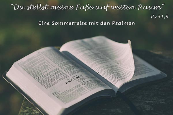 geöffnetes Buch mit Psalmen