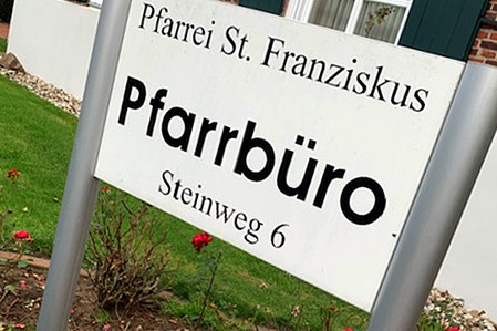 Symbolbild Hinweisschild Pfarrbüro