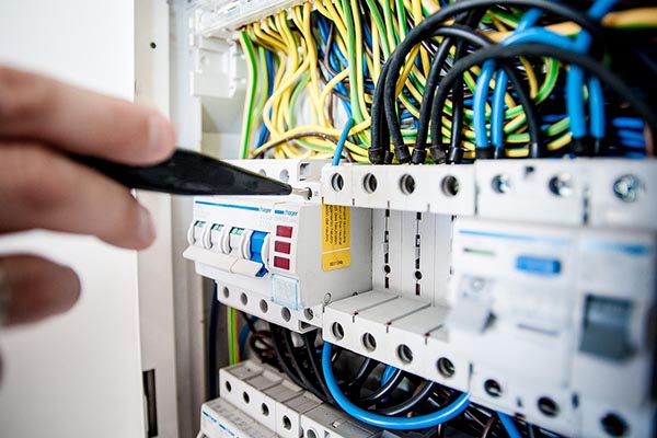 Festschrauben einer Sicherung im Sicherungskasten