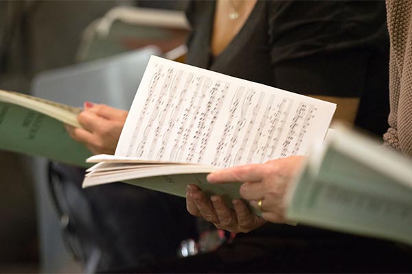 Chorsänger mit Notenbüchern