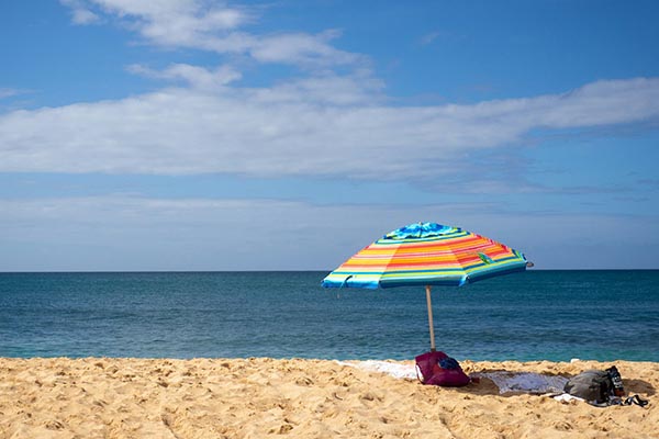 bunter Sonnenschirm am Sandstrand