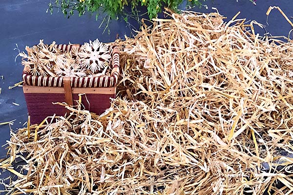 Stroh auf den Altarstufen in St. Bartholomäus