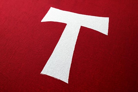 weißes Taukreuz auf rotem Hintergrund