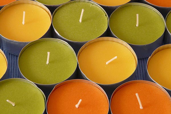 grüne, gelbe und organfarbene Teelichter