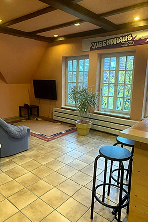 Innenansicht Jugendhaus Anholt - Fernsehecke und Tresen