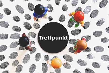 Symbolbild Treffpunkt in der Mitte, Fußspuren und Spielfiguren