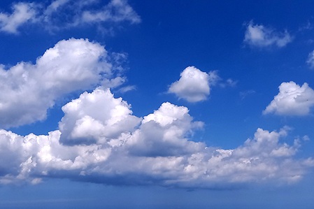 Symbolbild weiße Wolken am blauen Himmel