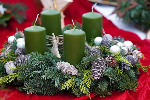 Adventskranz mit 4 grünen Kerzen