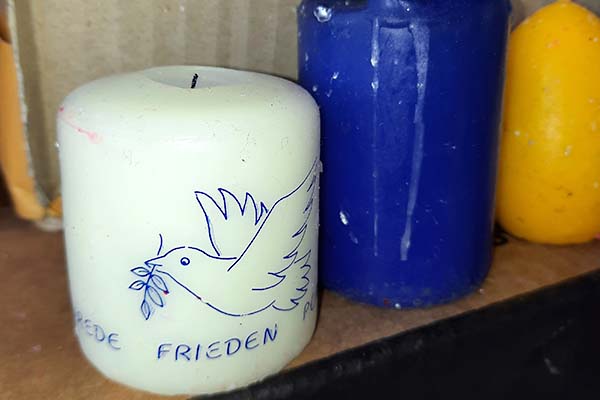 drei alte, abgebrannte Kerzen