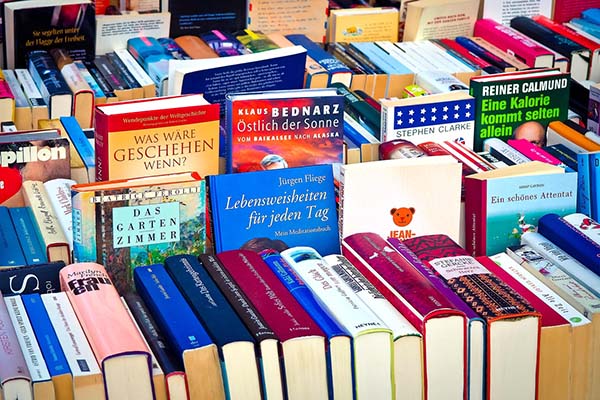 viele Bücher, Buchrücken sichtbar, Bücherflohmarkt
