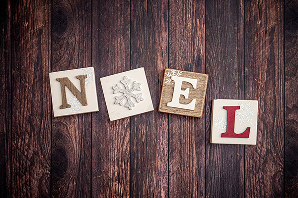 Buchstaben NOEL auf Holzwand