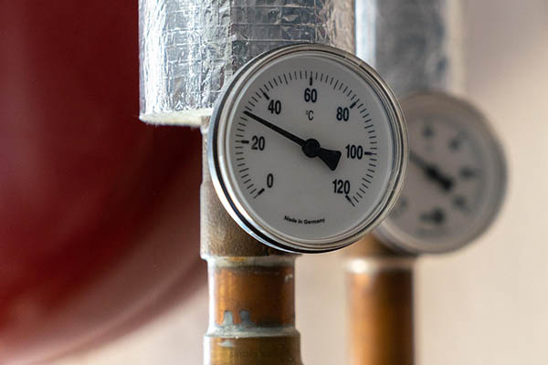 Thermometer an einer Heizungsanlage