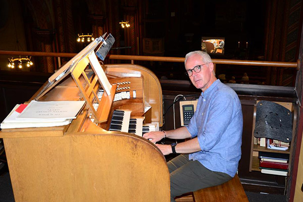 Werner Hespe am Spieltisch der Anhonlter Orgel