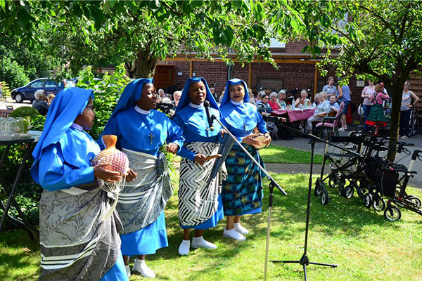 tanzende Ordensschwestern im Garten des St.-Elisabeth-Hauses