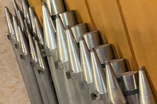 Nahaufnahme ausgebaute Orgelpfeifen