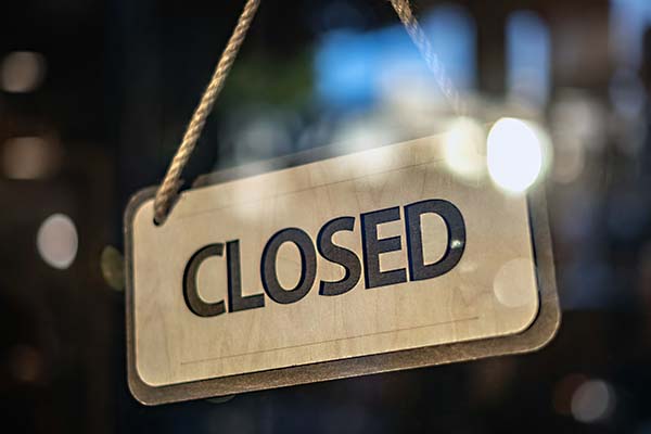 Schild im Fenster mit der Aufschrift "closed"
