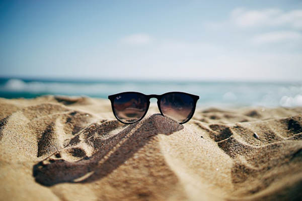 Sommergruß 2006 (Sonnenbrille am Strand)