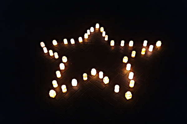 Teelichter in Form eines Sternes