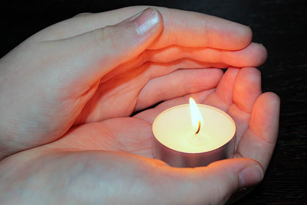 Teelicht in zwei Händen