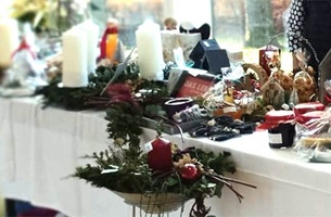 Adventsgesteck und gebastelte Angebote
