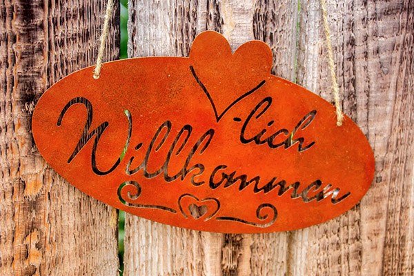 Schild mit Aufschrift "Herzlich willkommen"